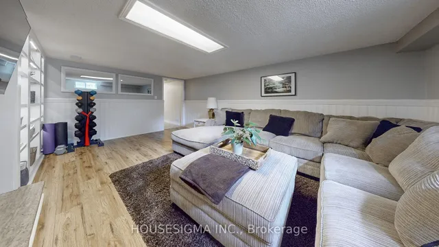 Additional image 22 of 641 Glen Moor Cres