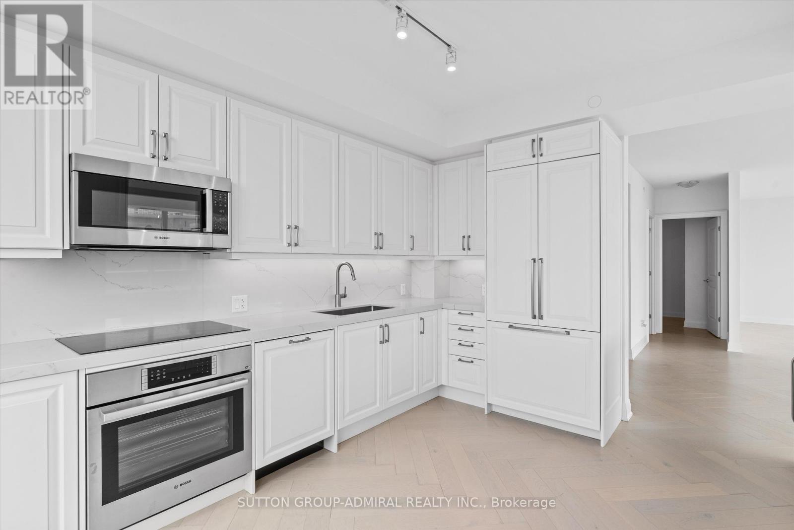 305 - 10 GATINEAU DRIVE|Vaughan (Beverley Glen), Ontario L4J0L3