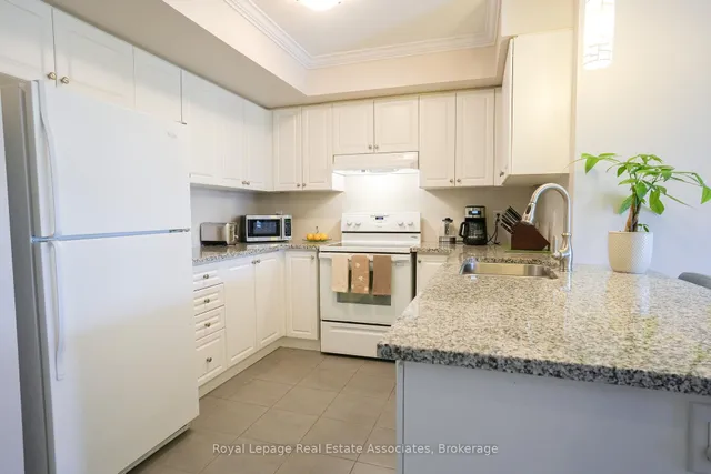 60 Baycliffe Cres Unit 207