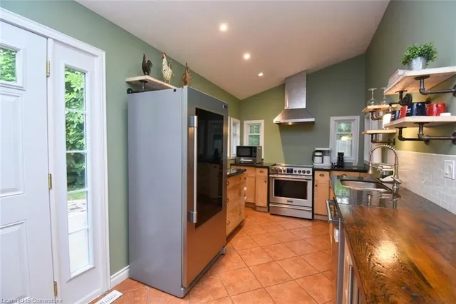 Additional image 24 of 662 Old Dundas Rd