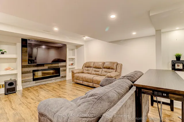 Additional image 33 of 1065 Woodward Ave