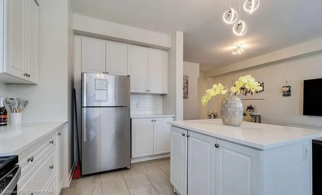 Additional image 28 of 590 North Service Rd