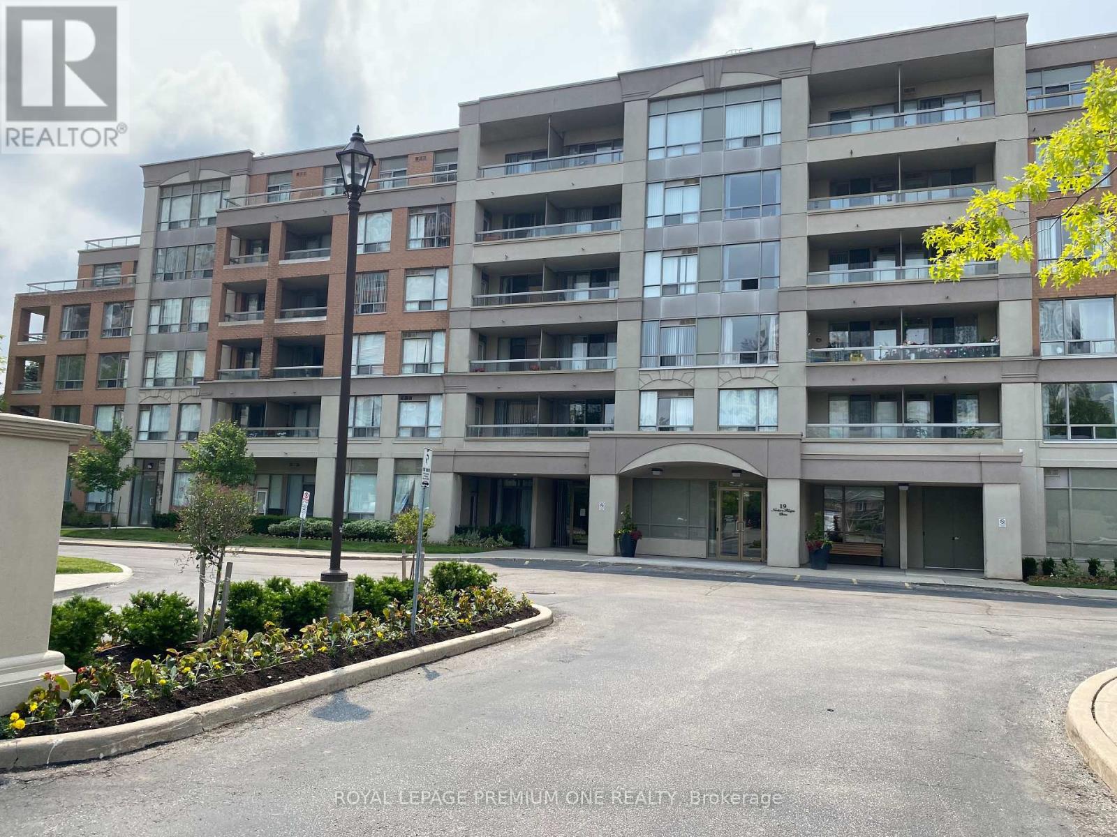Property image for 101 - 19 NORTHERN HEIGHTS DRIVE|Richmond Hill (Langstaff), Ontario L4B4M4