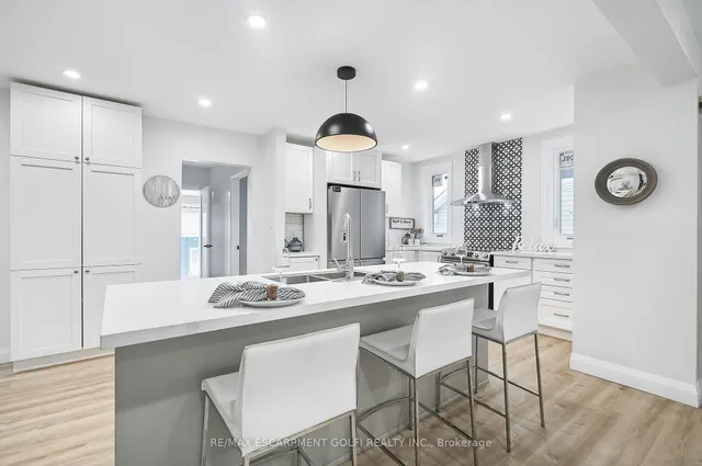 Additional image 9 of 10 Comet Ave