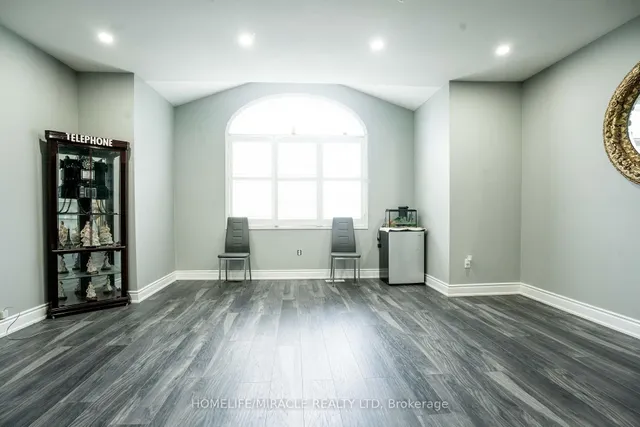 Additional image 41 of 16 Signet Crt