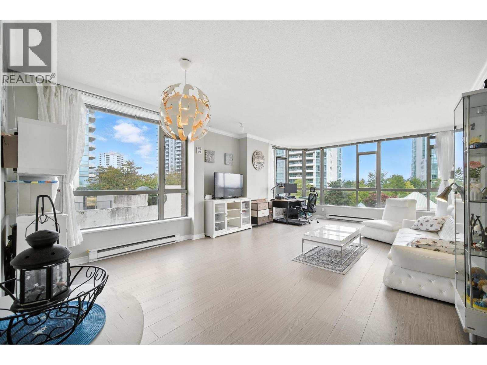 400 5967 WILSON AVENUE|Burnaby, British Columbia V5H4N9