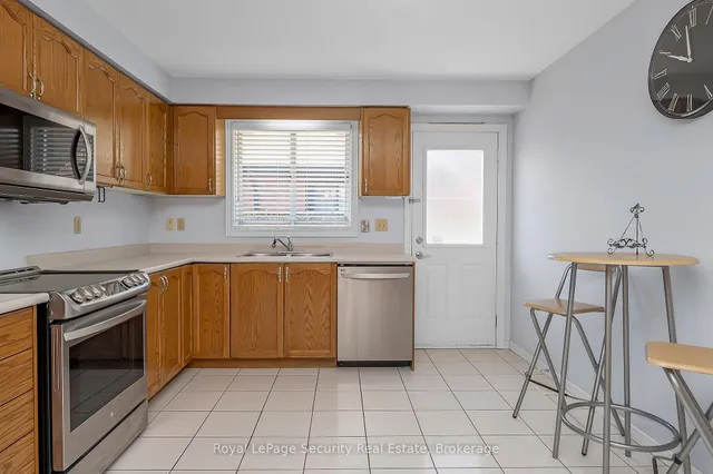 Additional image 17 of 107 Fairington Cres