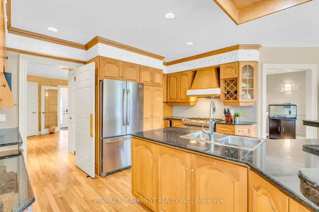 Additional image 14 of 484 Bush Dr