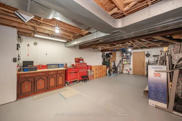 Additional image 38 of 107 Fairington Cres