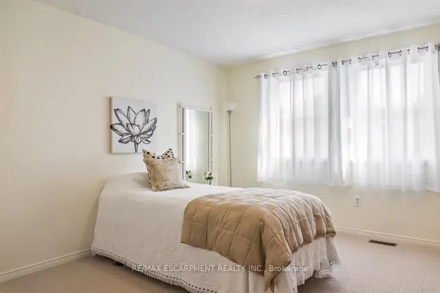 Additional image 35 of 411 Freeman Cres