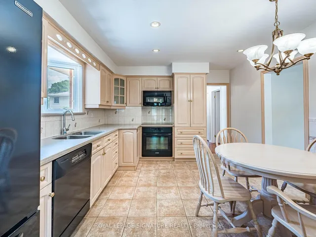 Additional image 8 of 125 Decarie Circ