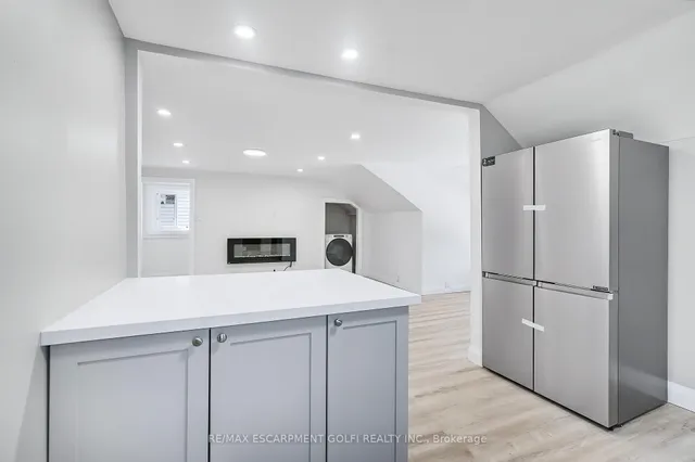 Additional image 30 of 10 Comet Ave