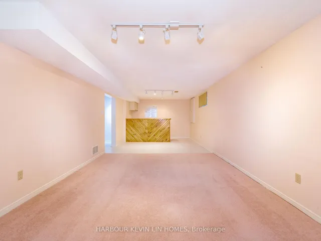 Additional image 36 of 18 Whitman St