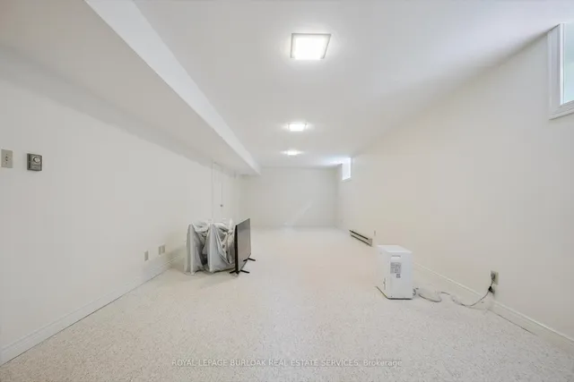 Additional image 41 of 80 Mae Crt