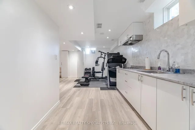 Additional image 39 of 90 Raymond Rd Unit 6