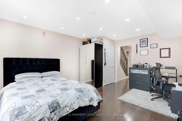 Additional image 19 of 33 Kayak Hts