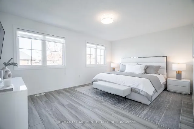 Additional image 28 of 80 Montreal Circ