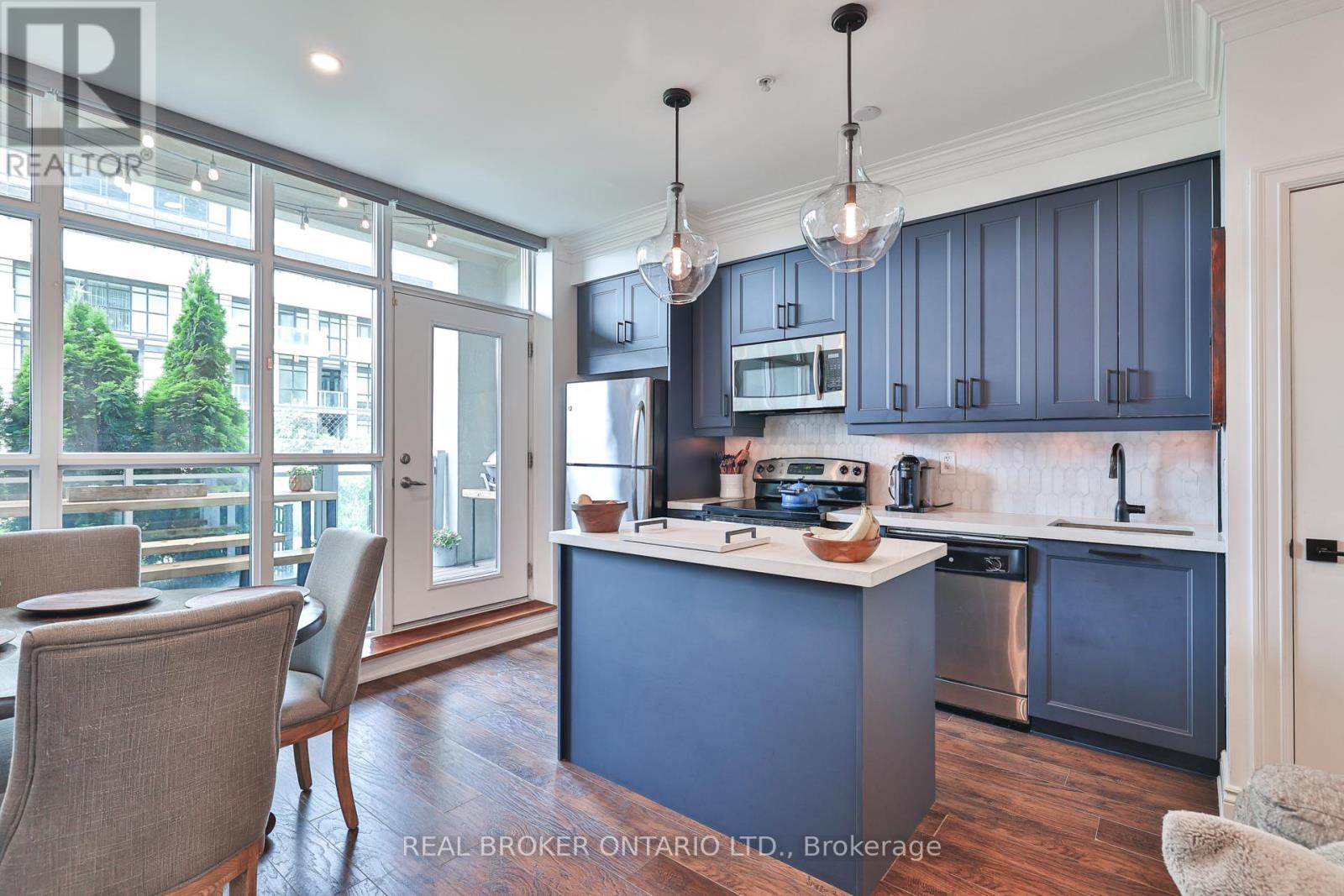 107 - 155 LEGION ROAD N|Toronto (Mimico), Ontario M8Y0A7