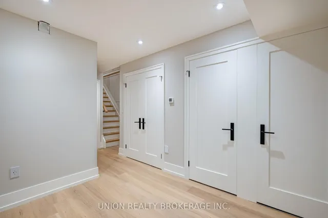 Additional image 24 of 59 Glen Manor Dr