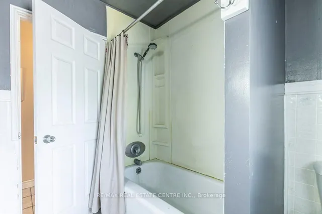 Additional image 40 of 215-217 Queen St