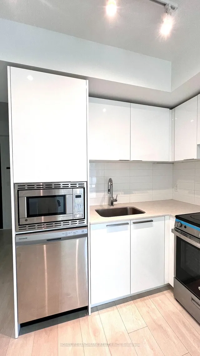 Additional image 10 of 501 Yonge St Unit 2009