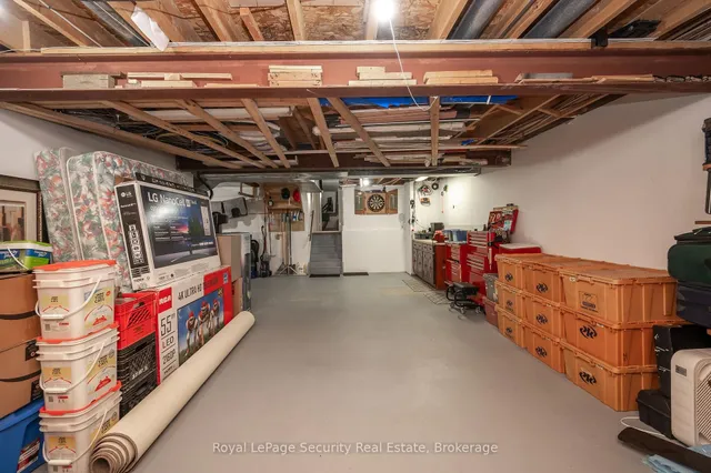 Additional image 39 of 107 Fairington Cres