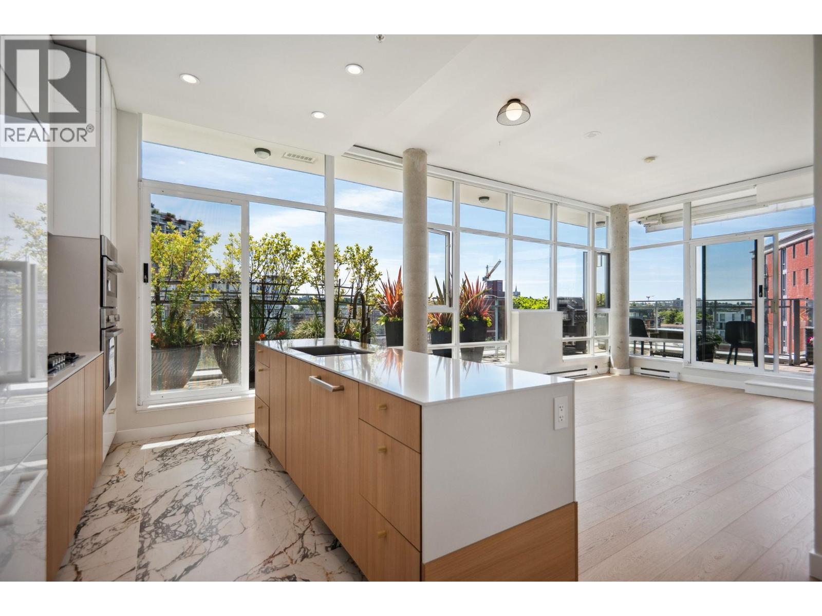 PH4 2321 SCOTIA STREET|Vancouver, British Columbia V5T0A8