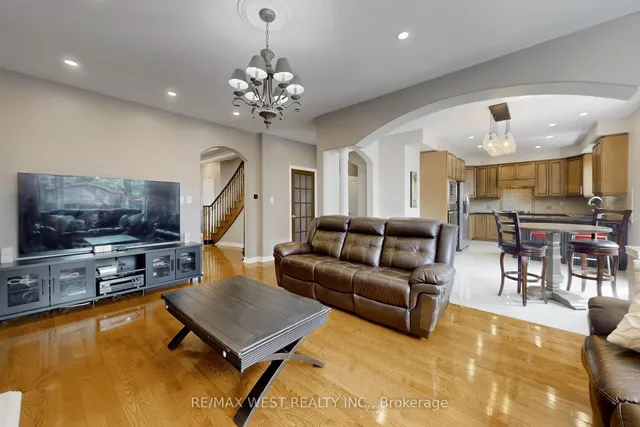 Additional image 13 of 6 Igloo Tr