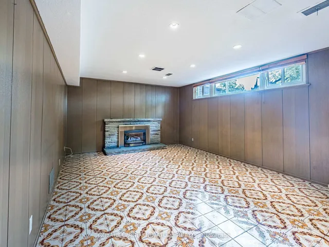 Additional image 20 of 125 Decarie Circ