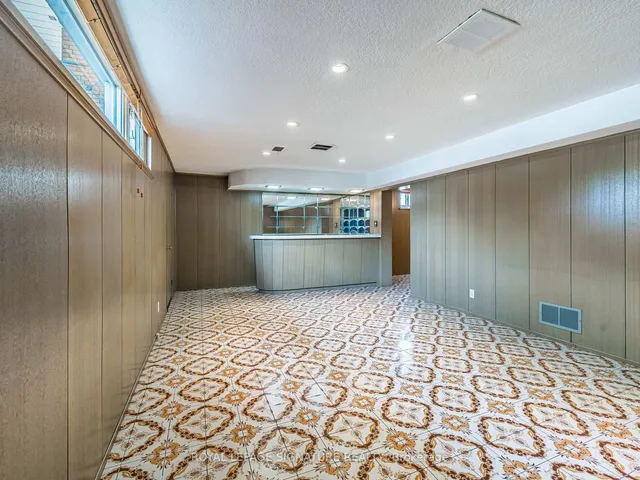 Additional image 22 of 125 Decarie Circ