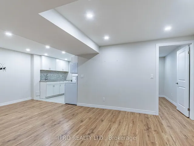 Additional image 32 of 67 Locker Pl