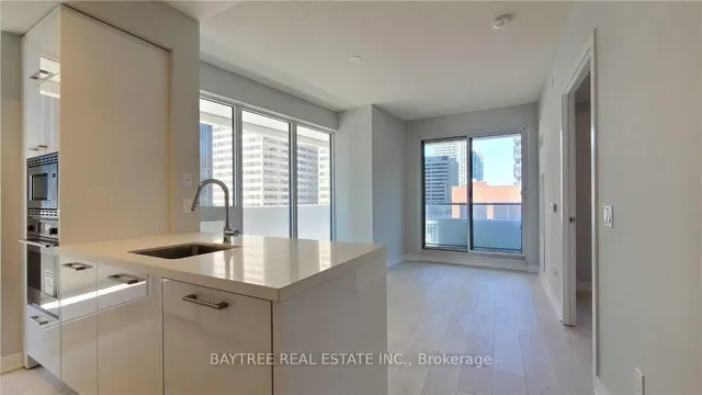 2221 Yonge St Unit 809