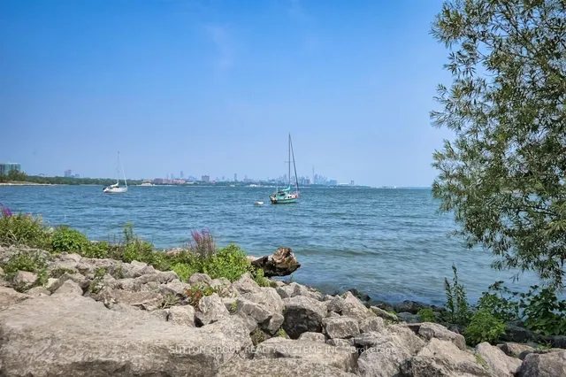 Additional image 30 of 39 Annie Criag Dr Unit 704