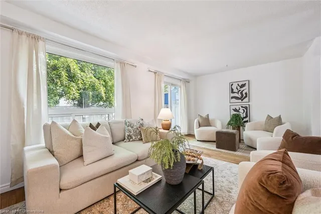 Additional image 19 of 32 Mowat Blvd Unit 52