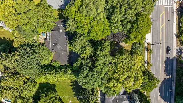 Additional image 9 of 2472 Bayview Ave