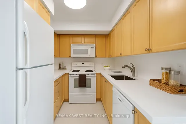 Additional image 7 of 18 Yonge St Unit 710