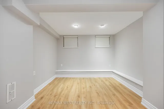 Additional image 29 of 80 Thirty Ninth St