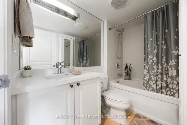 Additional image 6 of 18 Yonge St Unit 710