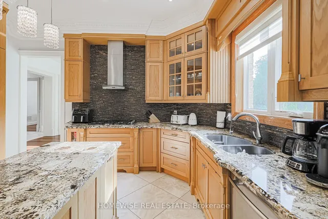 Additional image 12 of 2706 Bayview Ave