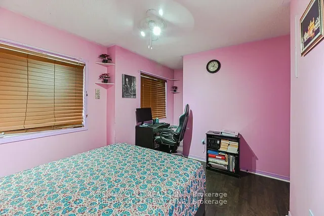 Additional image 21 of 43 Giraffe Ave