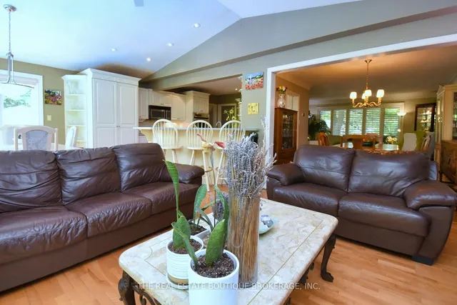 Additional image 21 of 4131 Lorraine Cres