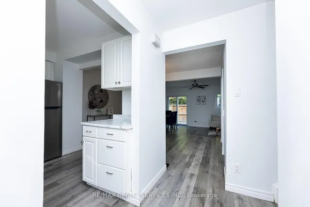 Additional image 9 of 1306 Guelph Line Unit Unit 3