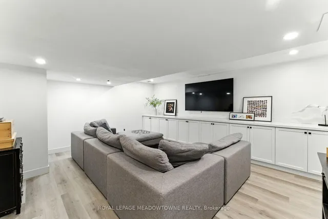 Additional image 33 of 18 Vanstraalen St