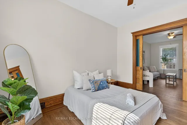 Additional image 20 of 84 RAY St