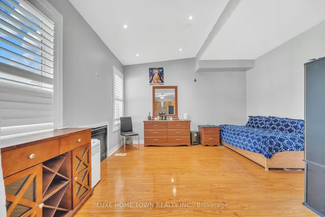 Additional image 9 of 33 Hybrid St