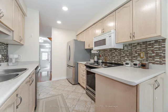 Additional image 11 of 833 Scollard Crt Unit 30