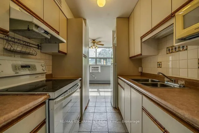 Additional image 18 of 1950 Main St Unit 202