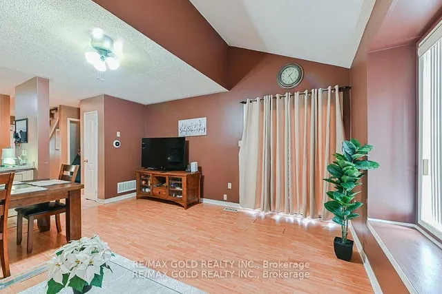 Additional image 11 of 43 Giraffe Ave