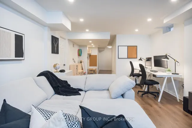 Additional image 43 of 319 Bessborough Dr