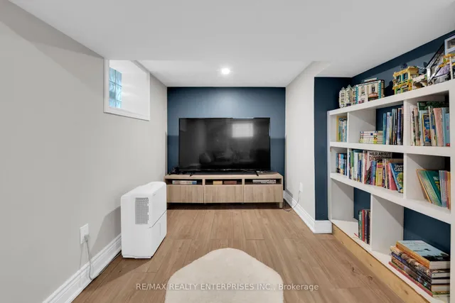 Additional image 32 of 67 Kensington Ave